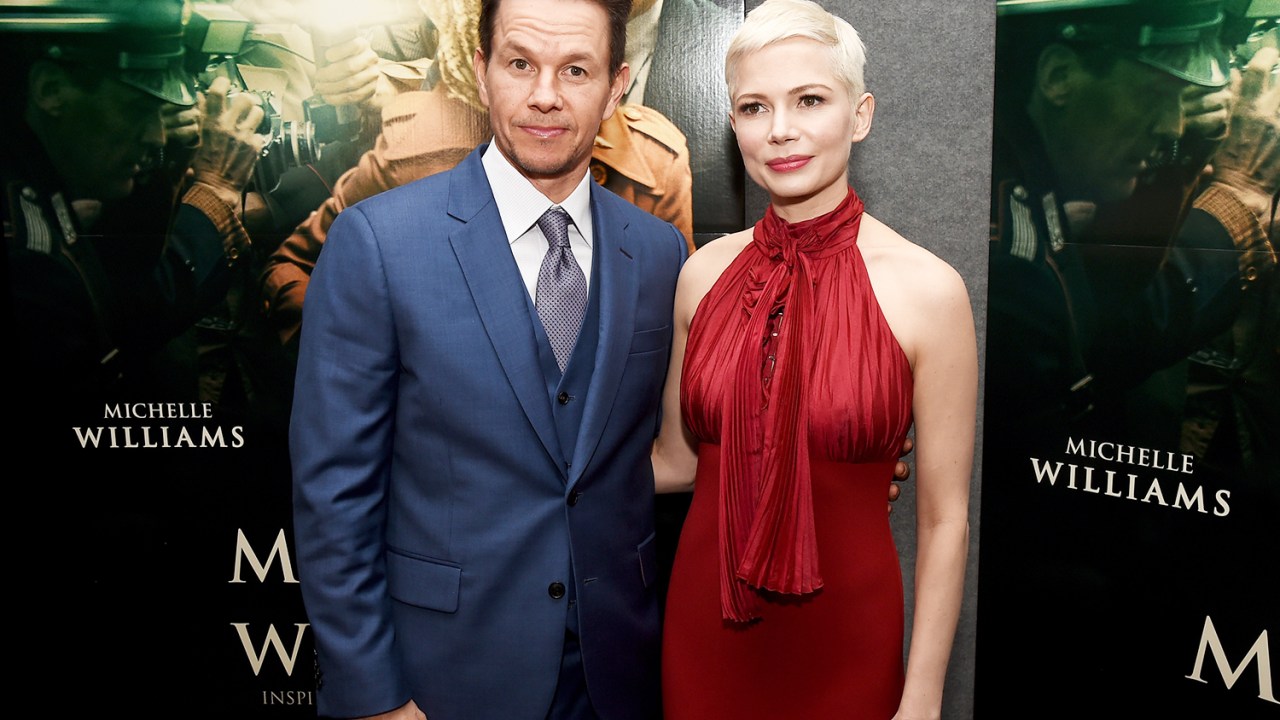 O ator Mark Wahlberg e a atriz Michelle Wiliiams posam para foto em evento realizado na cidade de Beverly Hills, Califórnia - 18/12/2017
