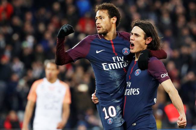 Neymar comemora com Edinson Cavani após marcar gol de pênalti, durante partida contra o Montpellier, válida pelo Campeonato Francês - 27/01/2018