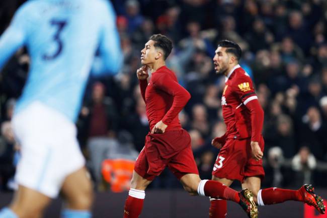 O jogador Roberto Firmino, do Liverpool, comemora após marcar gol durante partida contra o Manchester City, válida pelo Campeonato Inglês - 14/01/2018