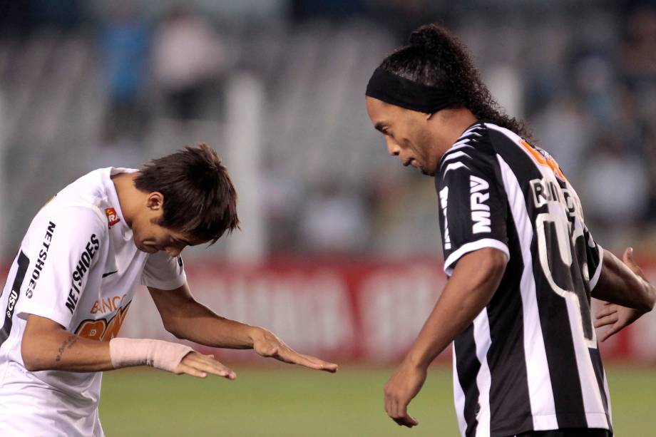 Neymar faz reverência à Ronaldinho Gaúcho durante uma partida do Brasileirão entre Santos e Atlético Mineiro na Vila Belmiro - 17/10/2012