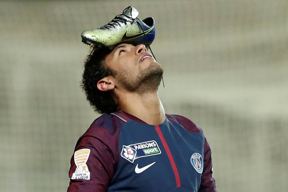 Neymar celebrou gol de pênalti com chuteira na cabeça