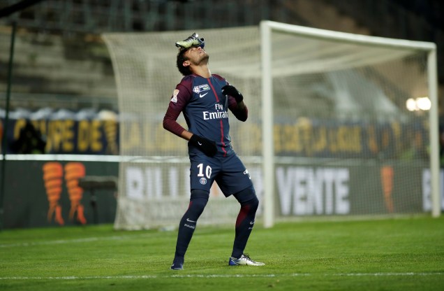 Neymar comemora seu gol marcado de penalti equilibrando a chuteira na testa, durante a partida entre Paris Saint Germain e Amiens na estádio Stade de la Licorne, na França - 10/01/2018
