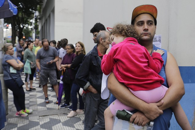 Pessoas enfrentam longa fila em busca da vacina contra febre amarela em um posto de saúde no bairro Santa Cecília, no centro de São Paulo - 12/01/2018