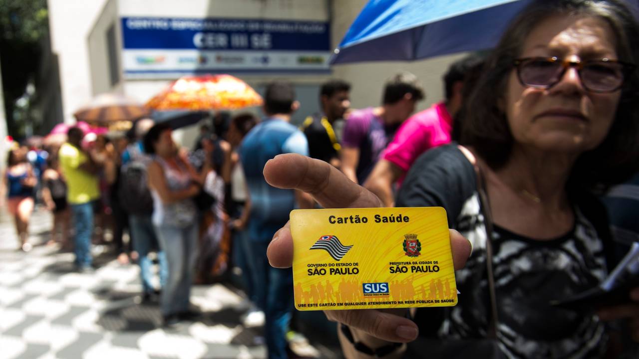 Fila para vacinação contra Febre Amarela