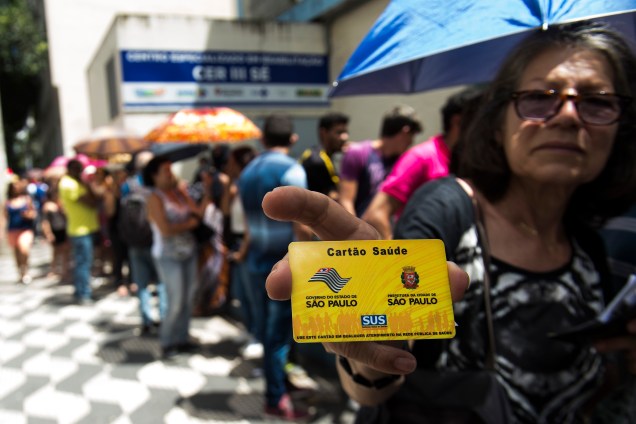 Pessoas aguardam na fila para vacinação contra Febre Amarela na UBS Humberto Pasqualli, no bairro da Barra Funda, em São Paulo - 16/01/2018