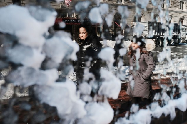 O reflexo de mulheres é visto em uma janela congelada na cidade de Boston, Massachusetts, após uma tempestade de neve que atinge o leste dos Estados Unidos - 05/01/2018
