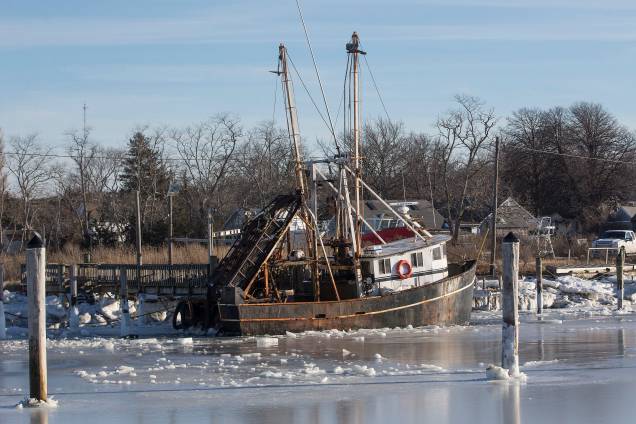 Um barco fica congelado no golfo de Rock Harbor após uma intensa tempestade de neve em Orleans, no estado americano de Massachusetts - 03/01/2018 Um barco fica congelado no golfo de Rock Harbor após uma intensa tempestade de neve em Orleans, no estado americano de Massachusetts - 03/01/2018