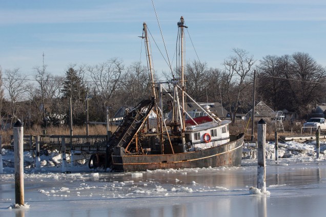 Um barco fica congelado no golfo de Rock Harbor após uma intensa tempestade de neve em Orleans, no estado americano de Massachusetts - 03/01/2018