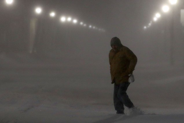 Um homem é visto caminhando pela Atlantic Avenue durante a tempestade de neve que atingiu Ocean City, em Maryland, nos Estados Unidos - 04/01/2018