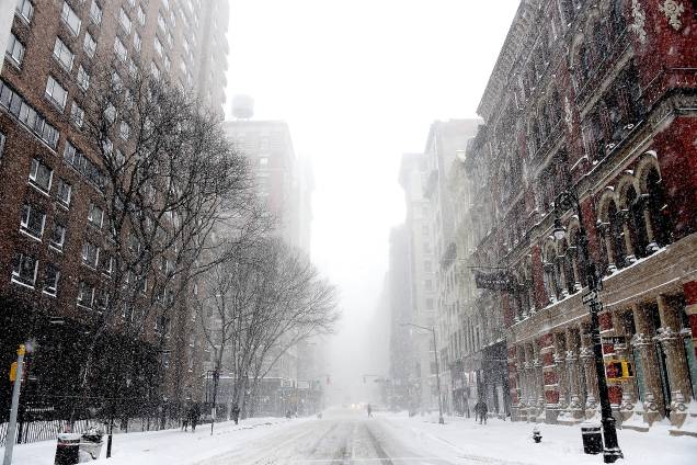 A fotografia de Nicholas Hunt registra as ruas de SoHo, em Nova York, cobertas de neve durante uma tempestade intensa que atinge o leste dos Estados Unidos - 04/01/2018 A fotografia de Nicholas Hunt registra as ruas de SoHo, em Nova York, cobertas de neve durante uma tempestade intensa que atinge o leste dos Estados Unidos - 04/01/2018