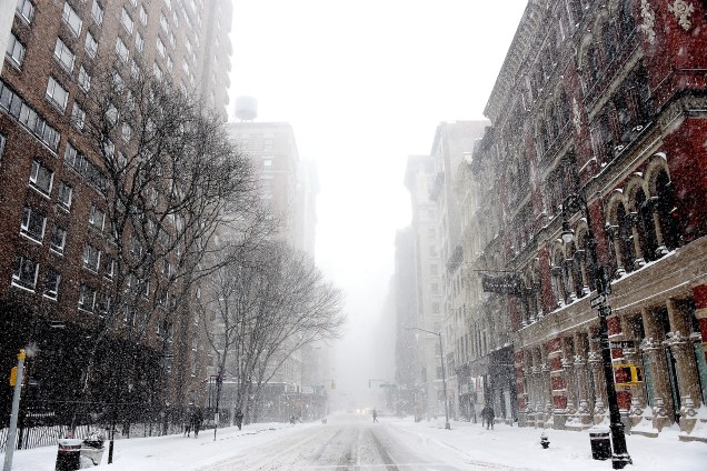 A fotografia de Nicholas Hunt registra as ruas de SoHo, em Nova York, cobertas de neve durante uma tempestade intensa que atinge o leste dos Estados Unidos - 04/01/2018