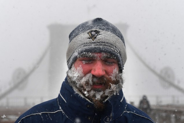 Um homem é fotografado atravessando a Ponte do Brooklyn, em Nova York, com o rosto coberto de gelo - 04/01/2018