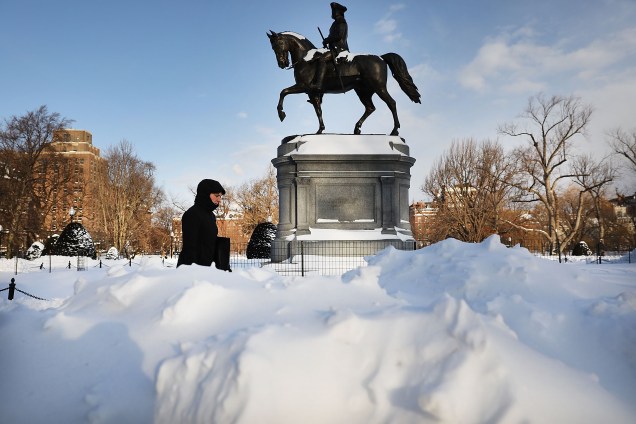 Um homem passa pela estátua de George Washington no Jardim Público de Boston, em Massachusetts, após uma forte tempestade de neve - 05/01/2018