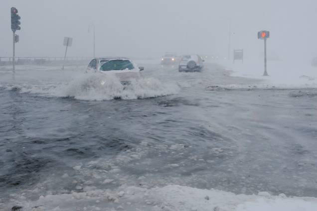 Motoristas atravessaram a estrada de praia inundada depois que o oceano invadiu as ruas durante uma tempestade de neve de inverno no subúrbio de Lynn, em Boston, Massachusetts - 04/01/2018 Motoristas atravessaram a estrada de praia inundada depois que o oceano invadiu as ruas durante uma tempestade de neve de inverno no subúrbio de Lynn, em Boston, Massachusetts - 04/01/2018