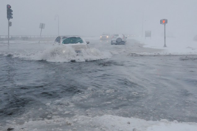 Motoristas atravessaram a estrada de praia inundada depois que o oceano invadiu as ruas durante uma tempestade de neve de inverno no subúrbio de Lynn, em Boston, Massachusetts - 04/01/2018
