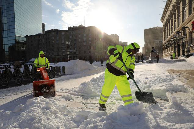 Homens trabalham para retirar a neve acumulada nas ruas de Boston após uma forte tempestade em Massachusetts - 05/01/2018 Homens trabalham para retirar a neve acumulada nas ruas de Boston após uma forte tempestade em Massachusetts - 05/01/2018
