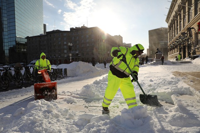 Homens trabalham para retirar a neve acumulada nas ruas de Boston após uma forte tempestade em Massachusetts - 05/01/2018