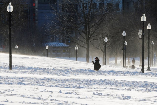 Um homem é visto andando pelo parque Boston Commom em meio a uma densa camada de neve, no estado americano de Massachusetts - 05/01/2018