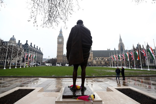 Estátua de Mahatma Gandhi na Praça do Parlamento, em Londres