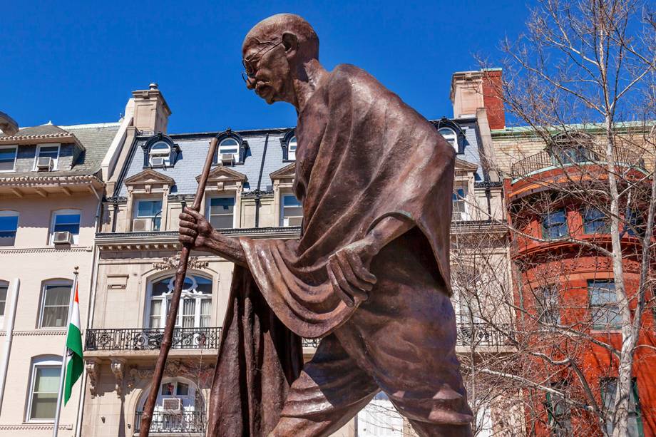 Estátua de Mahatma Gandhi em frente à embaixada da Índia, em Washington