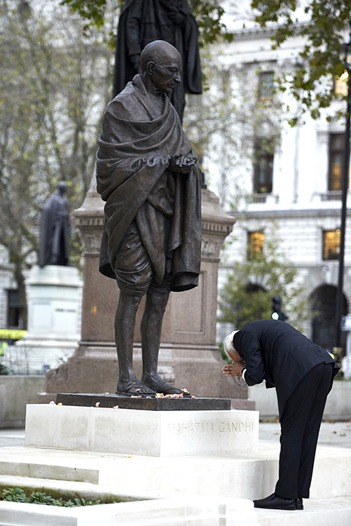 O primeiro-ministro da Índia, Narendra Modi, presta homenagem à Estátua de Mahatma Gandhi na Praça do Parlamento, em Londres - 12/11/2015