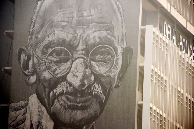 Pintura de Mahatma Gandhi em um prédio na cidade de Nova Délhi, Índia