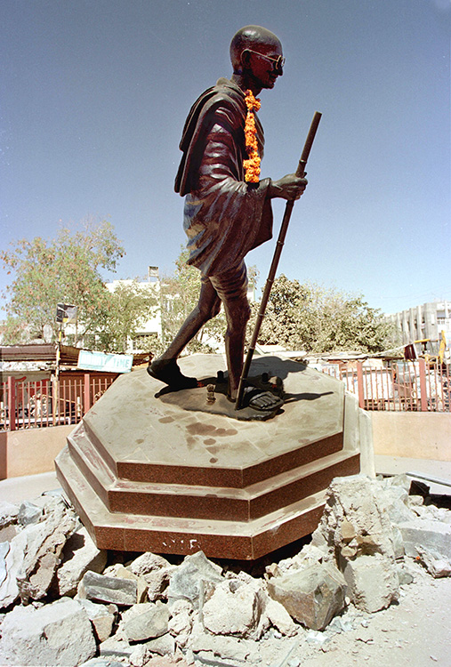 Base da estátua de Gandhi é destruída após terremoto em Gujarat em 2001, na Índia