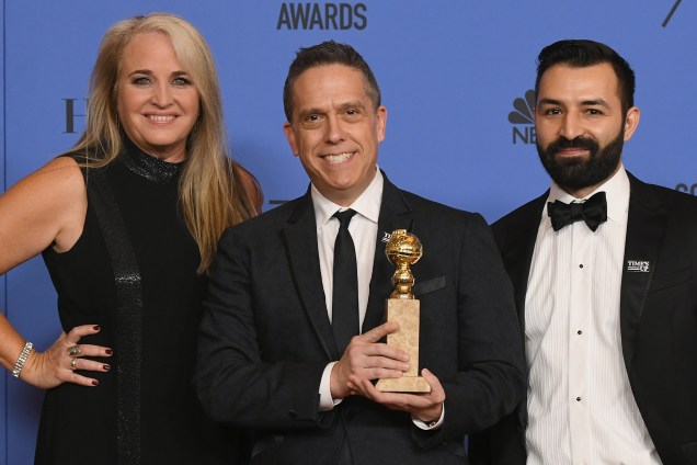 A produtora Darla K. Anderson, o diretor Lee Unkrich e Adrian Molina posam com o prêmio Melhor filme de animação para 'Viva - A Vida é Uma Festa'