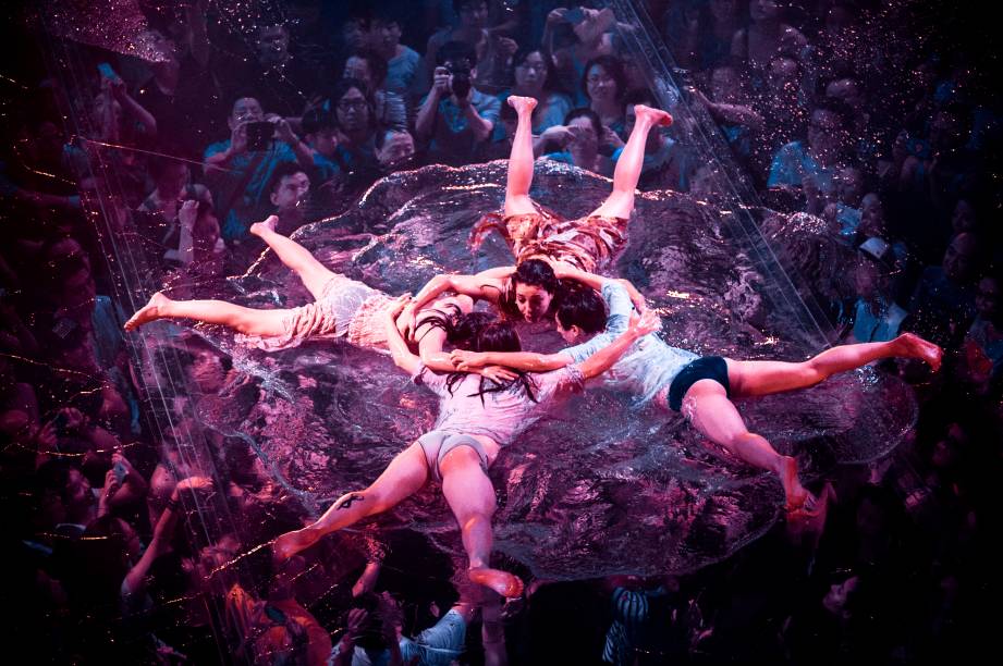 Bailarinas do Fuerza Bruta fazem número em uma piscina gigante que desce do teto em direção ao público