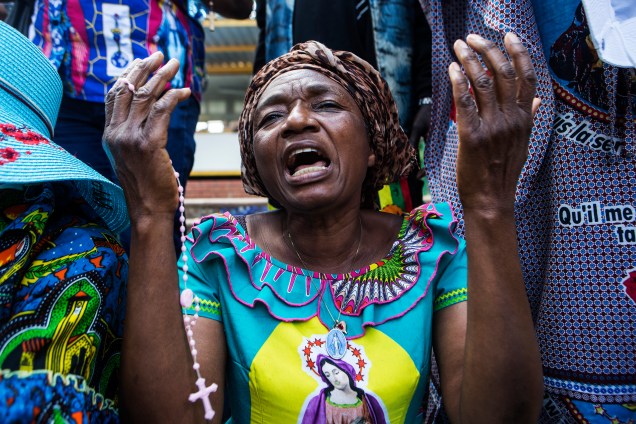 Mulher canta durante uma marcha dos cidadãos congoleses pedindo ao presidente da República Democrática do Congo (RDC) para deixar o escritório no distrito de Yeoville, em Joanesburgo, África do Sul - 18/01/2018