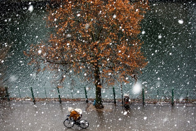 Ciclista é visto andando de bicicleta durante uma nevasca na cidade de Berlim, na Alemanha - 18/01/2018