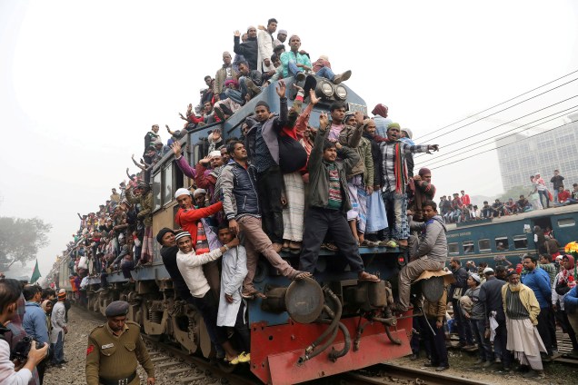 Um trem superlotado sai da estação ferroviária de Tongi após a oração final de "Bishwa Ijtema", a congregação mundial de muçulmanos, nas margens do rio Turag, em Tongi, perto de Dhaka, no Bangladesh - 14/01/2018
