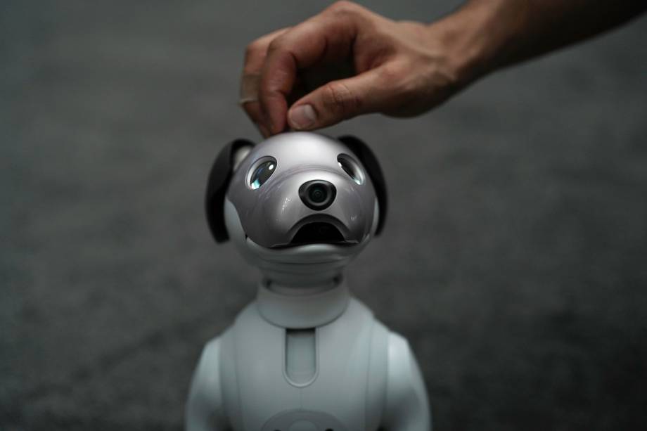 A última geração do animal de estimação robótico da Sony, Aibo, em exibição durante evento de imprensa na feira de tecnologia CES 2018 em Las Vegas, nos Estados Unidos - 08/01/2018
