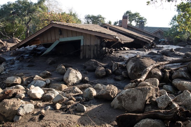Uma casa na estrada Glen Oaks é vista cercada por lama e pedras após o deslizamento que atingiu a cidade de Montecito, no estado americano da Califórnia - 11/01/2018