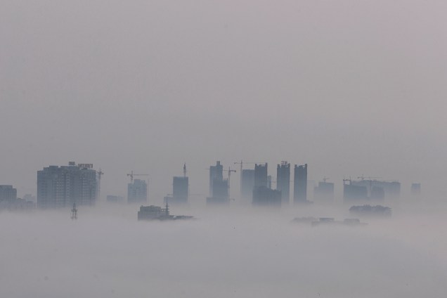 Uma densa camada de neblina é vista sobre os arranha-céus em Huaian, província de Jiangsu, na China - 18/01/2018