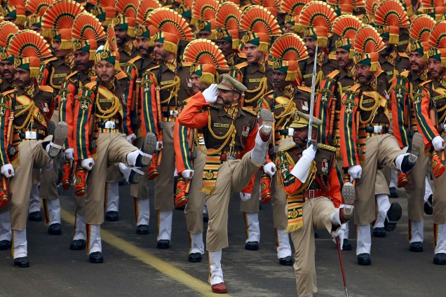 Soldados marcham durante o ensaio completo para a celebração do Dia da República, em Nova Déli, na Índia - 23/01/2018