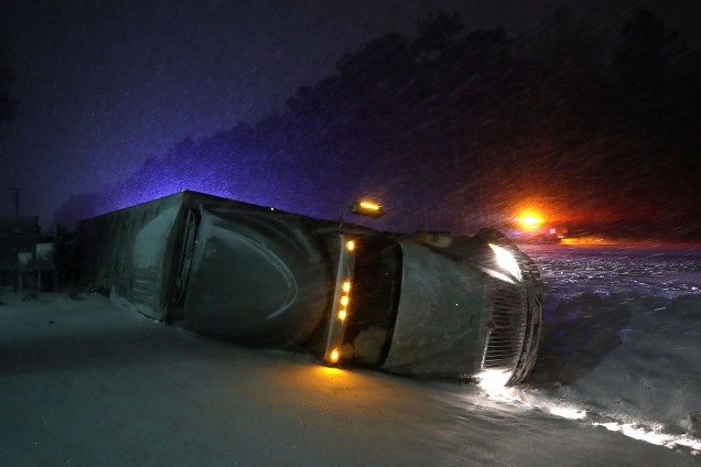 Um caminhão é desviado da rodovia que seguia devido a uma forte tempestade de neve na vila de Georgetown, estado americano de Delaware - 04/01/2018