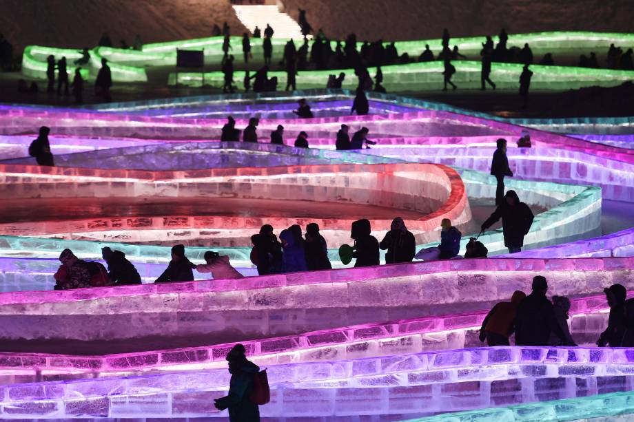 Visitantes caminham pelas construções gelados no dia de abertura do Festival anual de Escultura de Neve e Gelo de Harbin, na província de Heilongjiang, no nordeste da China - 05/01/2018