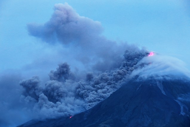O vulcão Mayon, coberto de nuvens, expele cinzas enquanto entra em erupção perto da cidade filipina de Legazpi, na província de Albay - 16/01/2018