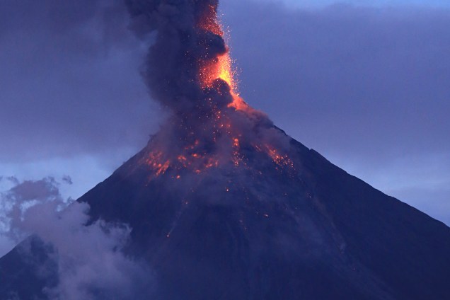 O vulcão Mayon expele um quantidade de lava que chegou a 700 metros de altura durante uma erupção vista na cidade de Legazpi, província de Albay, ao sul de Manila, nas Filipinas - 23/01/2018