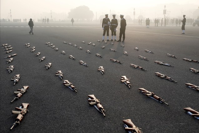 Soldados da Marinha ficam de guarda próximo aos rifles durante um ensaio para o desfile do Dia da República em Nova Deli, na Índia - 18/01/2018