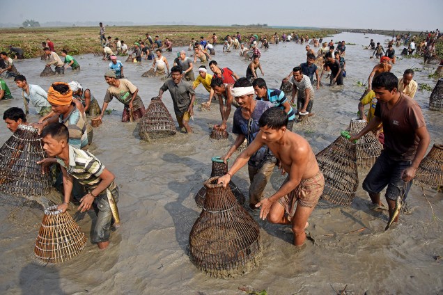 Membros da tribo Tiwa participam de um evento de pesca como parte das celebrações para o Bhogali Bihu, ou o festival da colheita de Assam, no distrito de Morigaon, estado de Assam, no nordeste da Índia - 16/01/2018
