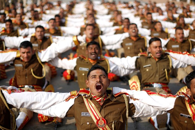 Soldados participam de uma sessão de yoga durante o ensaio para o desfile do Dia da República em uma manhã de inverno em Nova Deli, na Índia - 11/01/2018