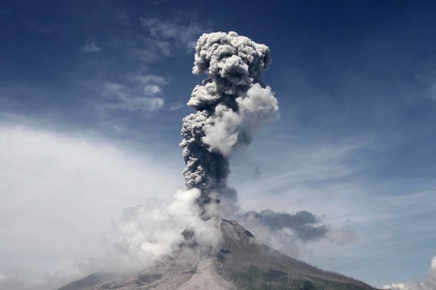 O vulcão Monte Sinabung, ativo desde o ano de 2010, expele fumaça durante uma erupção vista da aldeia de Sukandebi, em Karo, na Sumatra do Norte, Indonésia - 15/01/2018