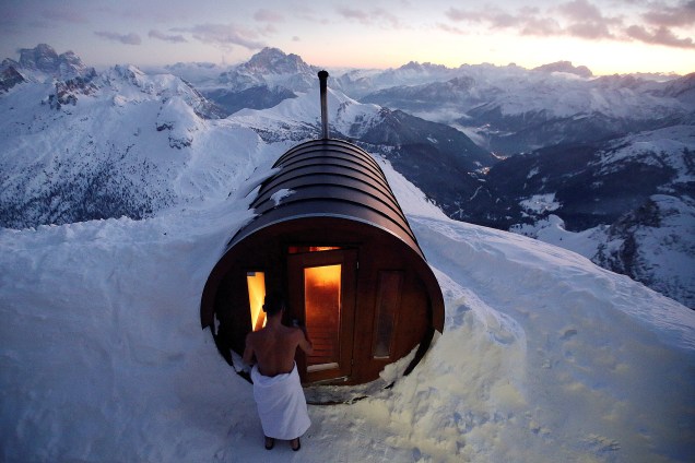 Um homem é visto entrando em uma sauna no cume do Monte Lagazuoi, em Cortina d'Ampezzo, na Itália- 16/01/2018