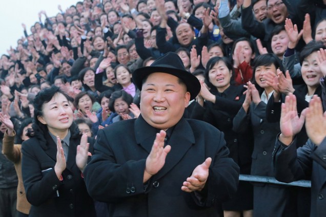 Imagem divulgada pela Agência Central Coreana de Notícias da Coreia do Norte (KCNA) mostra o ditador  Kim Jong-Un durante visita à Universidade de Pyongyang - 18/01/2018