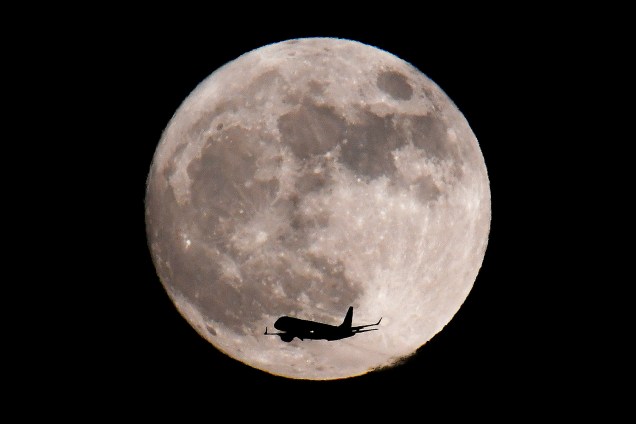 Primeira superlua do ano é vista atrás de avião em Londres, na Inglaterra. Fenômeno ocorre quando o perigeu lunar – ponto da órbita em que o satélite está mais perto da Terra – coincide com a fase cheia da Lua - 01/01/2018