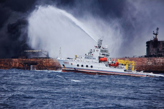 Ministério dos Transportes da China divulga imagem do navio de combate a incêndio chinês "Donghaijiu 117" tentando conter as chamas no petroleiro "Shanchi" no mar ao largo da costa do leste da China - 12/01/2018