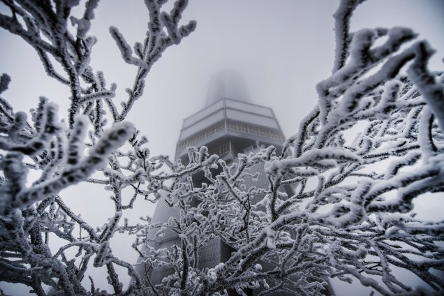 Torre de rádio fica coberta de neve, no pico "Feldberg" nas montanhas de Taunus, na Alemanha - 22/01/2018