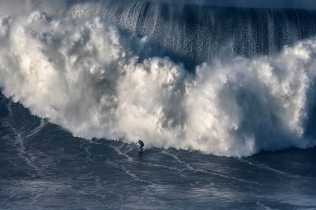 O surfista australiano Ross Clarke-Jones, encara uma onda gigante na Praia do Norte em Nazaré, Portugal - 18/01/2018